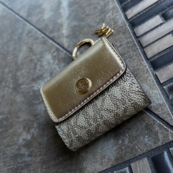 Michael Kors Jet Set Travel AirPod Case - Picture 8 of 16